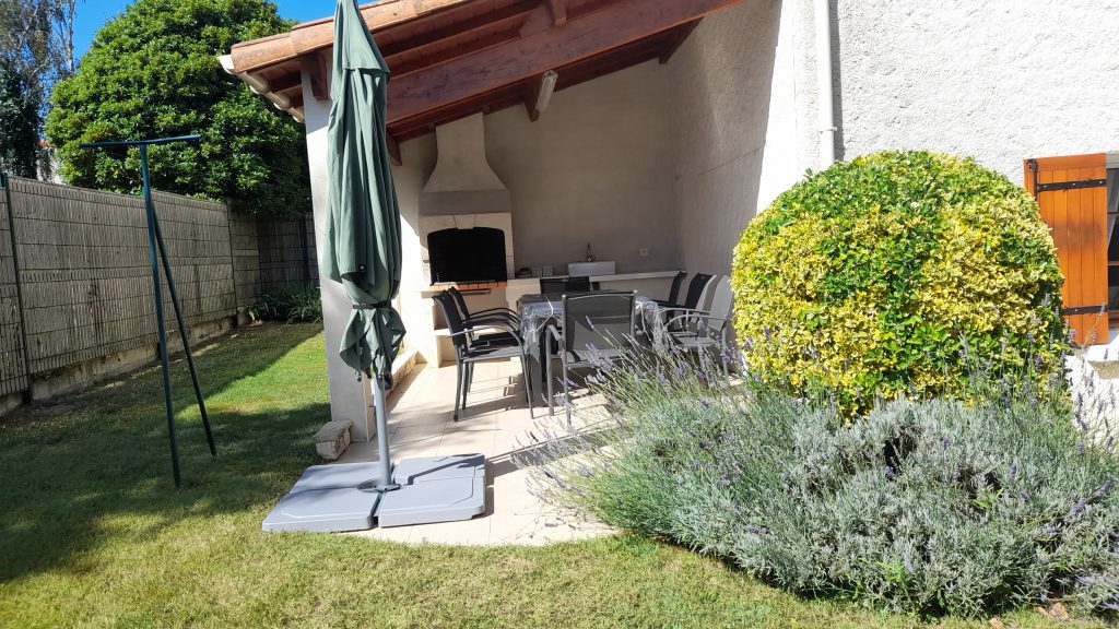 Terrasse couverte et barbecue de la maison pour six personnes