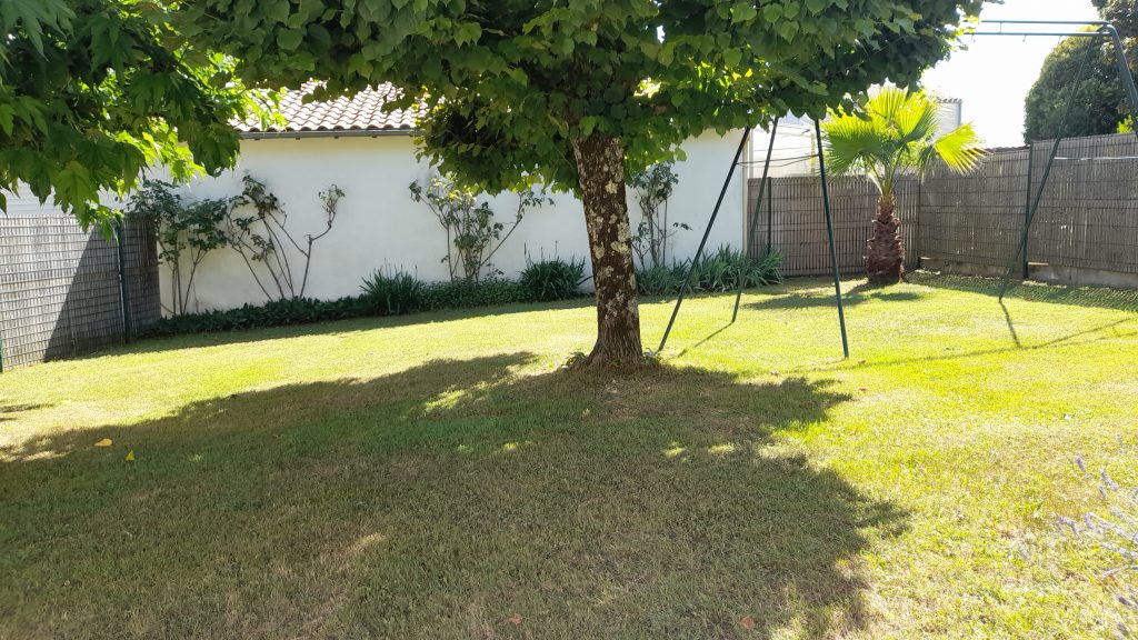 Jardin ombragé de la maison pour six personnes