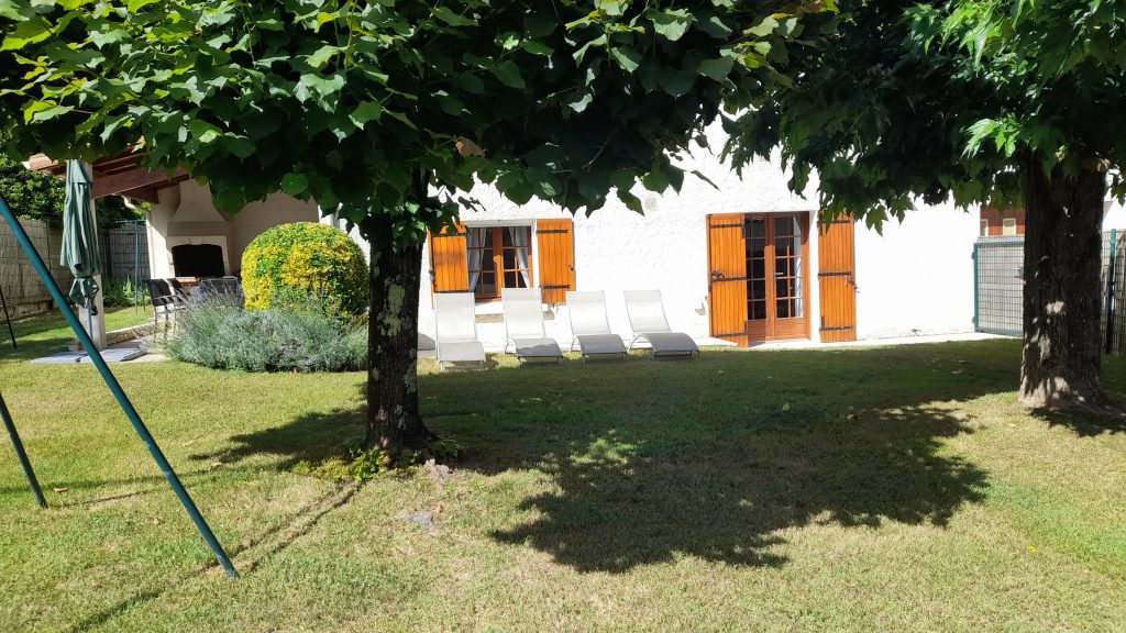 Façade de la maison pour six personnes, avec jardin et terrasse