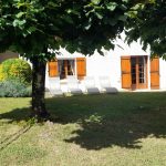 Façade de la maison pour six personnes, avec jardin et terrasse
